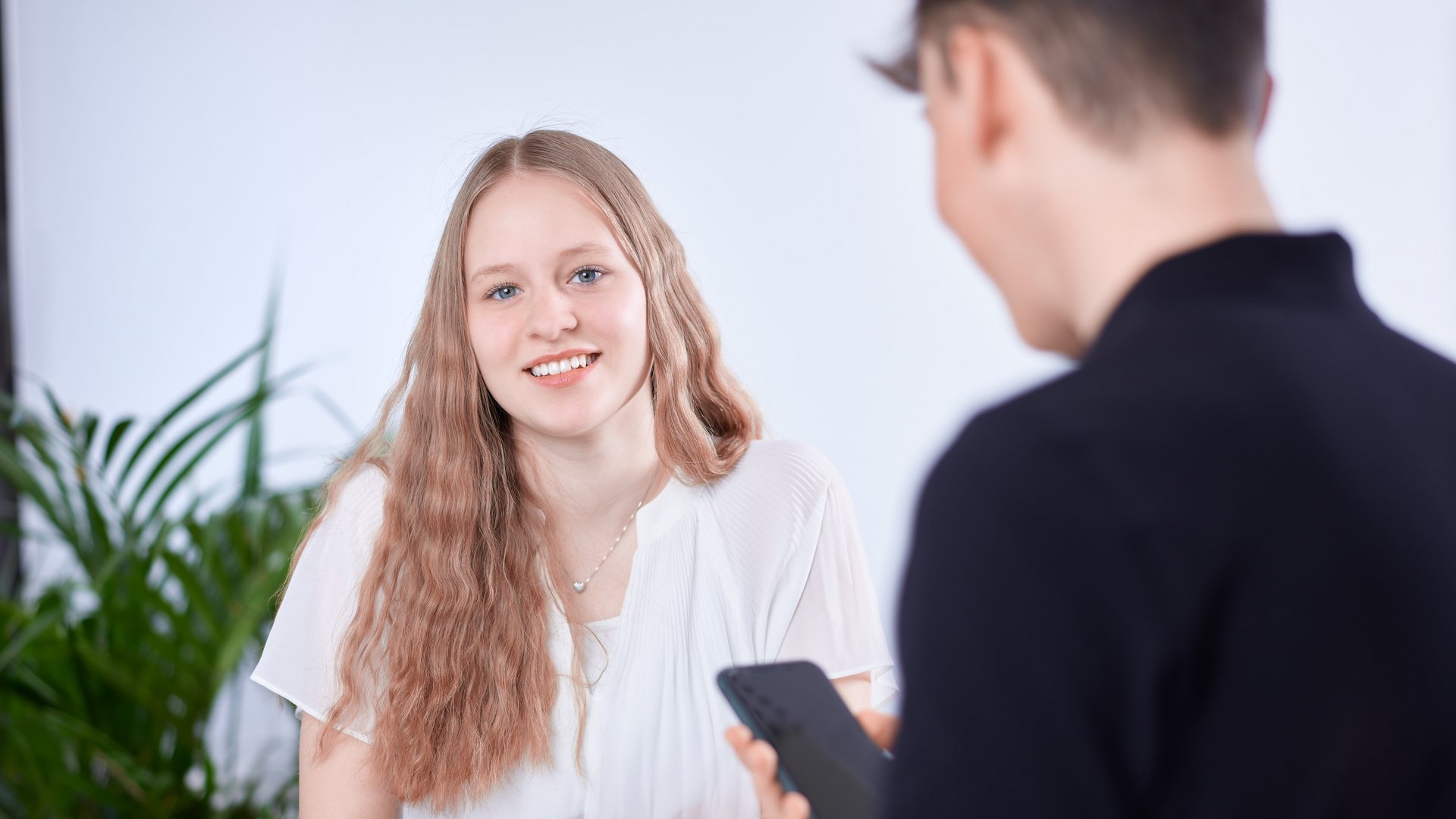 Ausbildung zur Industierkauffrau Lisa Kellner lächelt in die Kamera