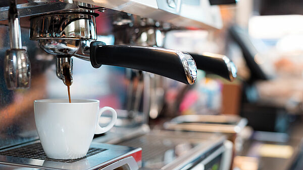 Espressotasse unter Kaffeemaschine