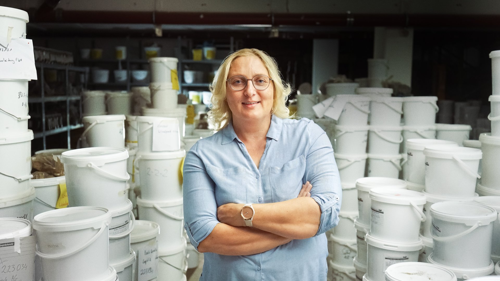 Dr Verena Herrmann umringt von Eimern mit Erdproben