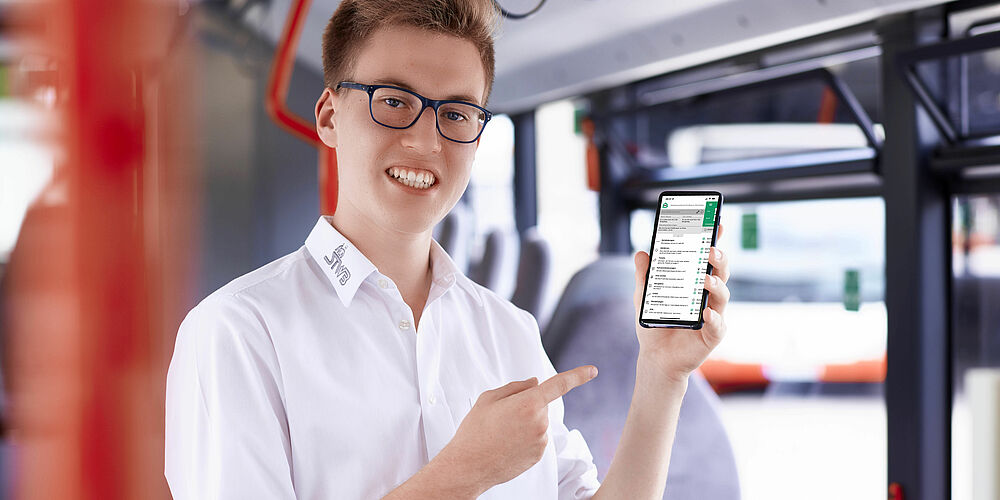 Busfahrer hält Smartphone mit VGN-App hoch