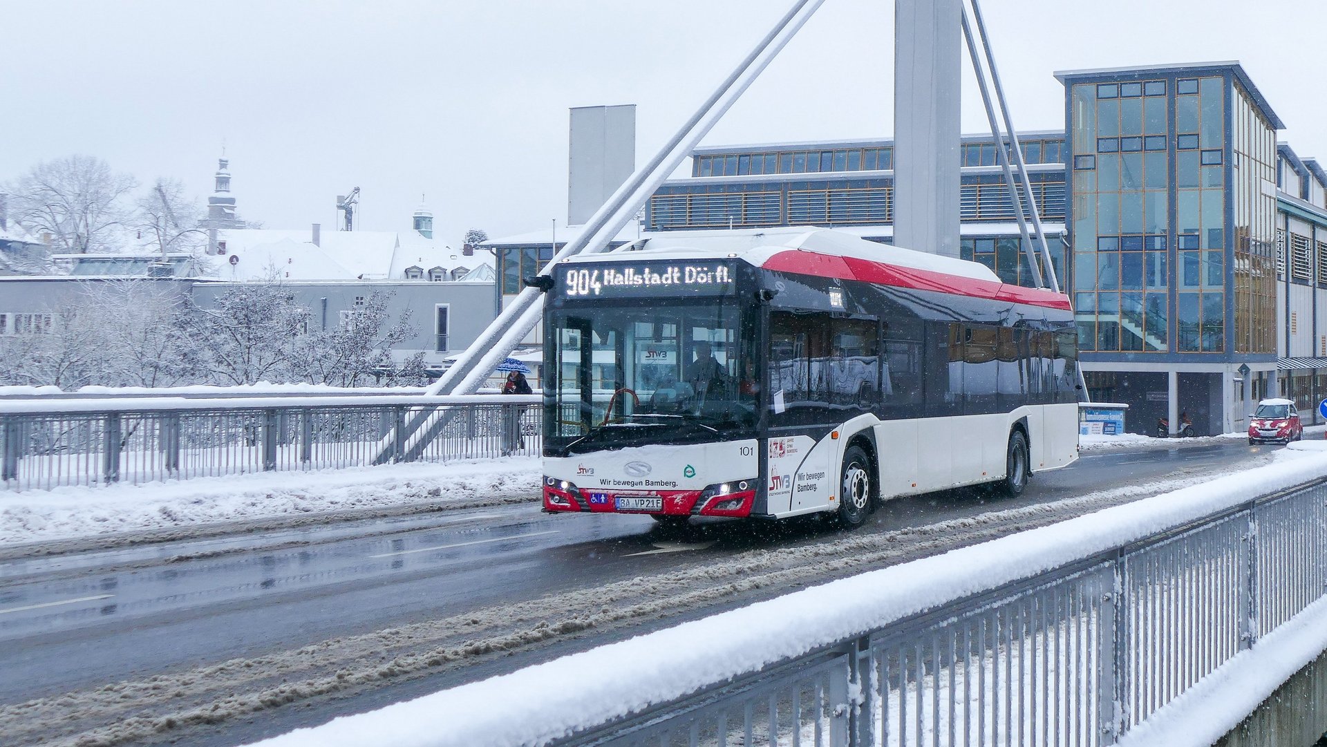 Bus im Schnee über Luitpoldbrücke
