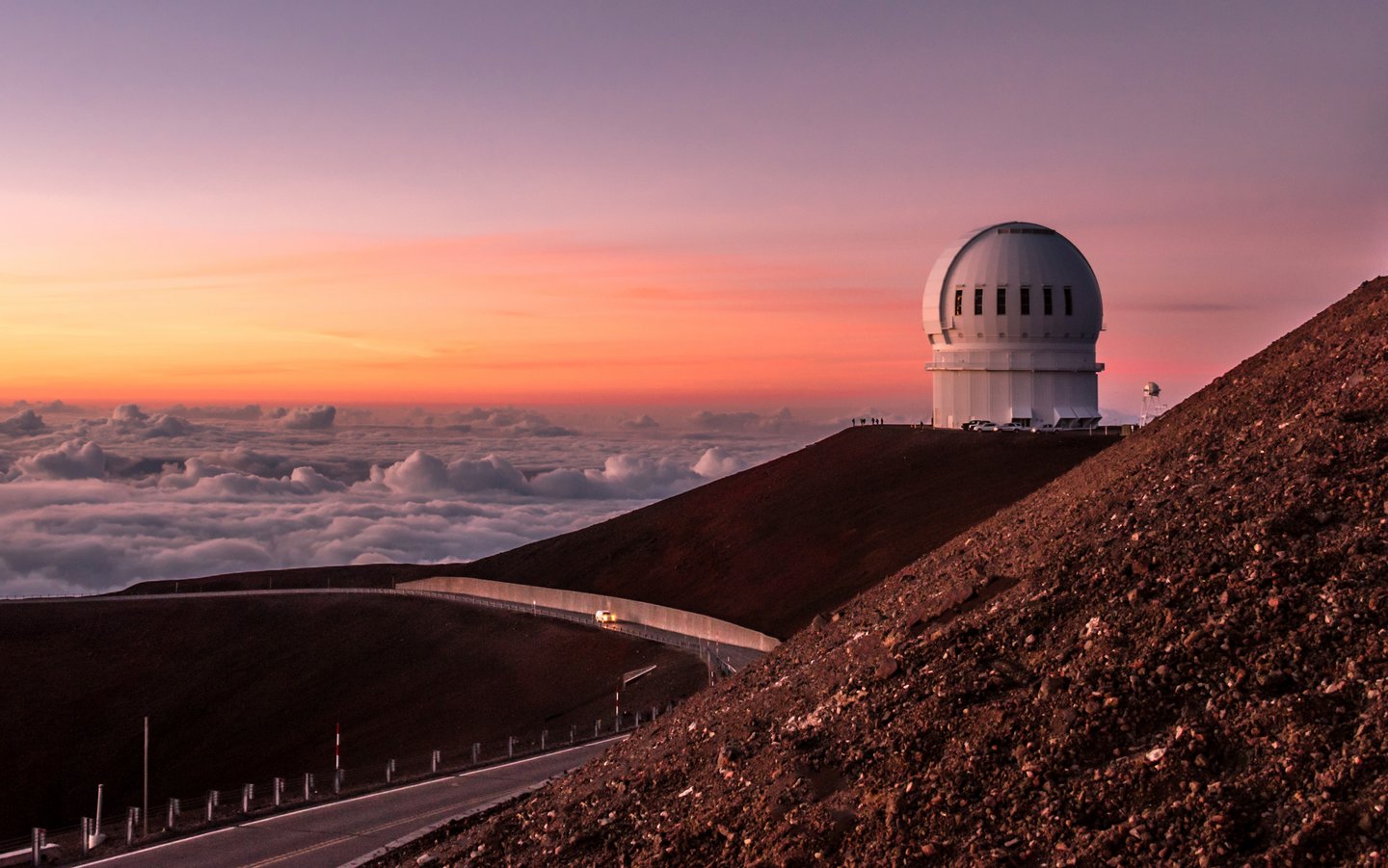 Observatorium auf dem Gipfel des Mauna Kea Vulkans Observatorium auf dem Gipfel des Mauna Kea Vulkans