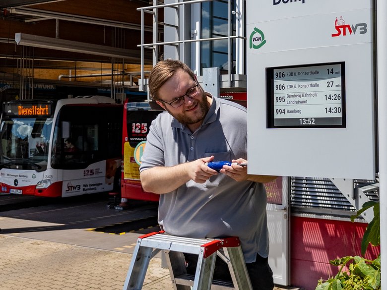 Neue DFI Fahne mit STWB-Mitarbeiter