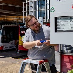 Neue DFI Fahne mit STWB-Mitarbeiter