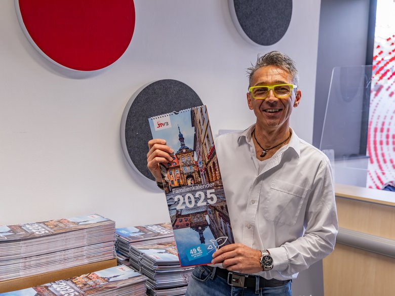 Mann mit STWB Familienkalender 2025