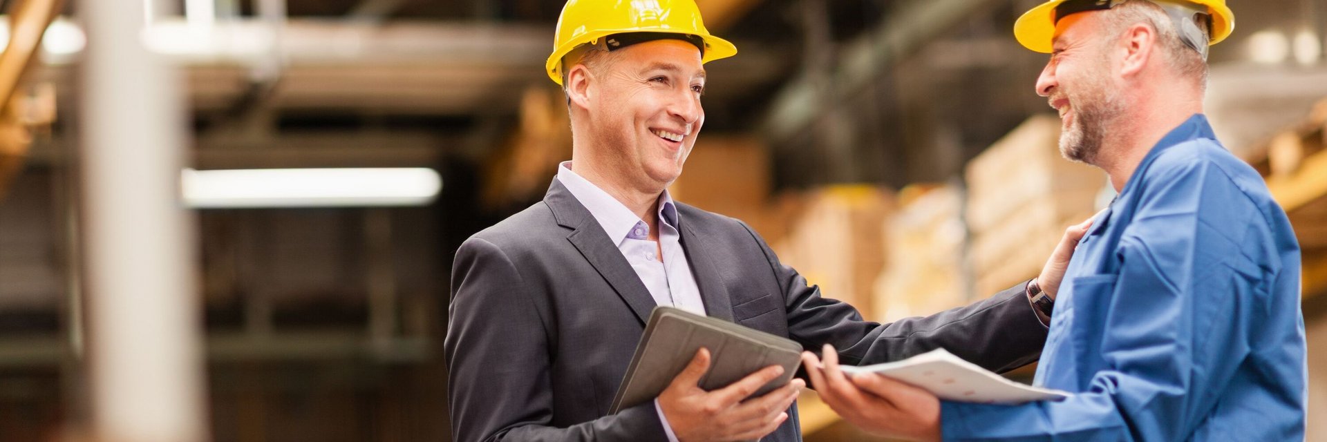 Zwei Männer mit Bauhelmen Zwei Männer mit Bauhelmen unterhalten sich