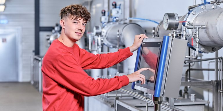 Auszubildender bedient eine technische Anlage im Wasserwerk