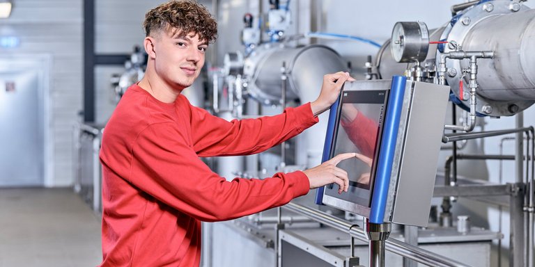 Auszubildender bedient eine technische Anlage im Wasserwerk