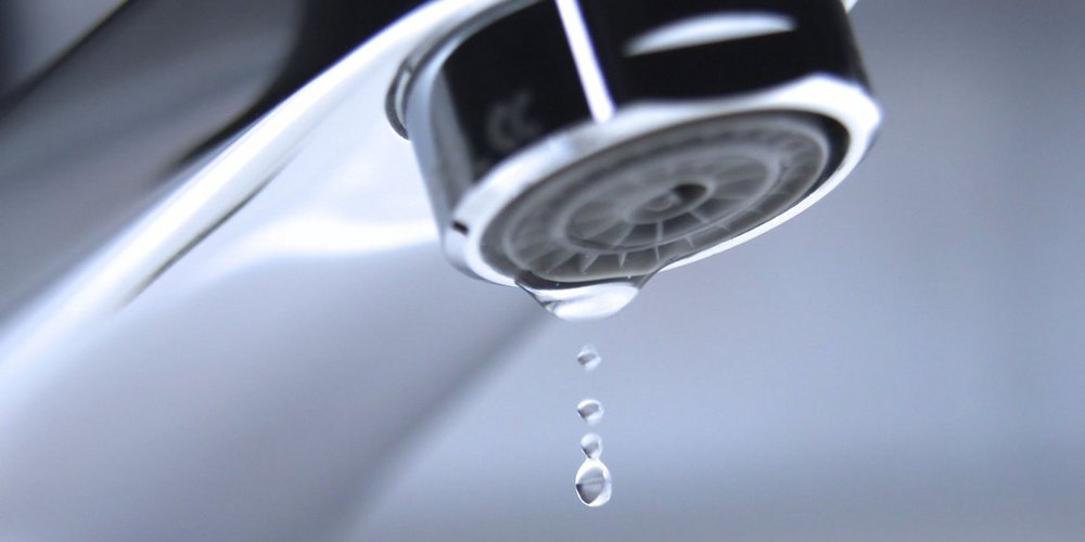 Wasserhahn aus dem ein Tropfen kommt