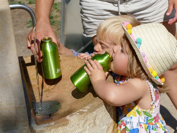 Mädchen am Trinkwasserbrunnen auf der ERBA Mädchen am Trinkwasserbrunnen auf der ERBA