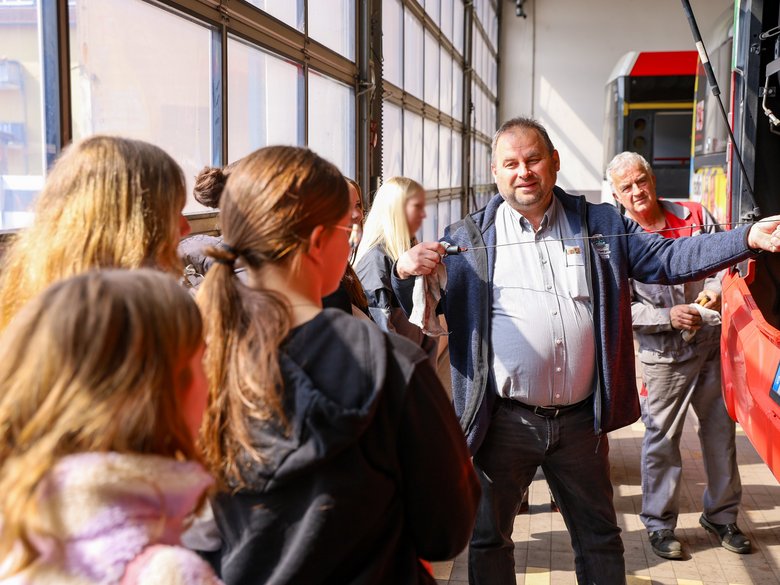 Mädchen beim Girls Day im Busdepot