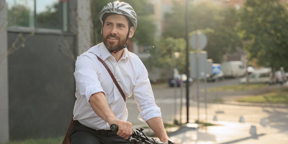 Mann auf Fahrrad im Stadtumfeld