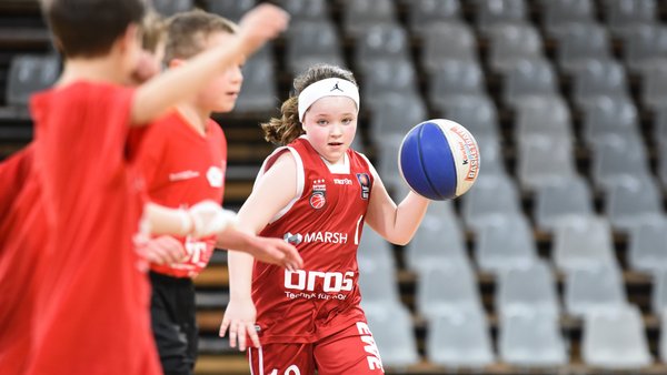 Mädchen spielt Basketball beim STWB Brose Bamberg Feriencamp