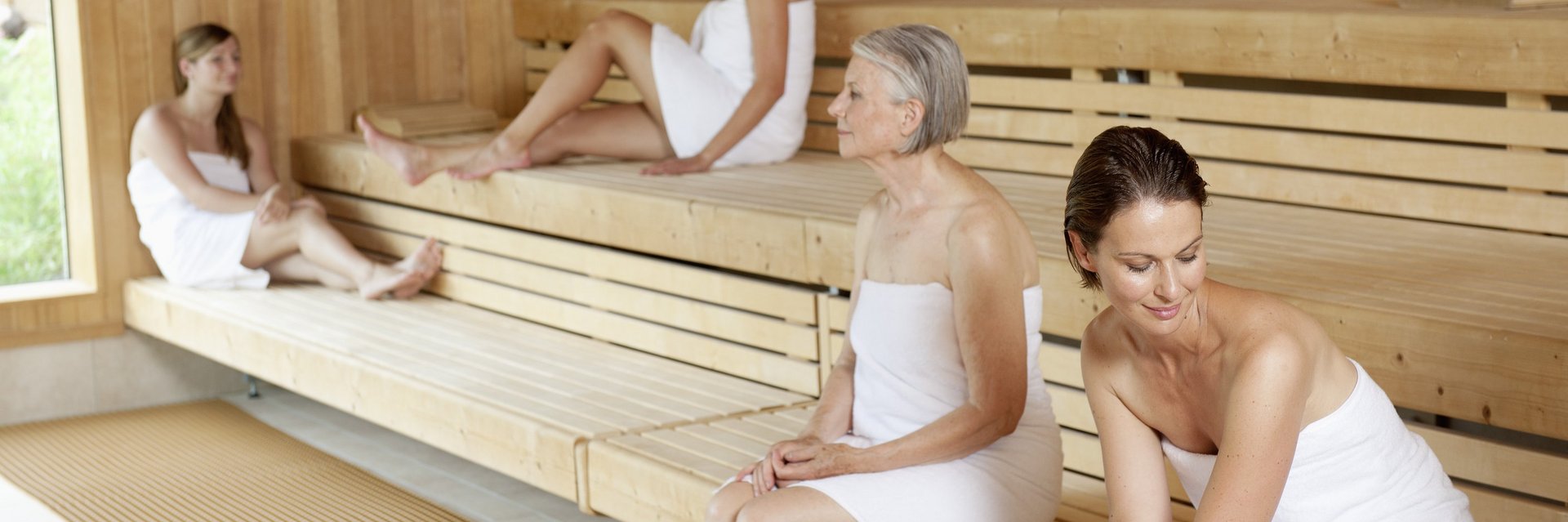 Vier Frauen in der finnischen Sauna im Bambados