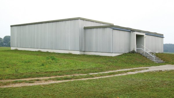 Gebäude auf Wiese