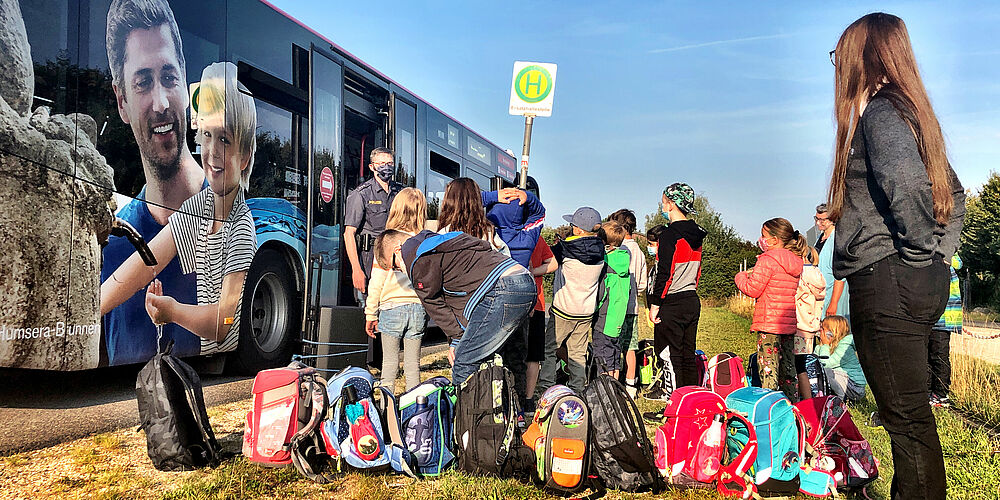 Schulkinder lernen das Einsteigen in den Bus