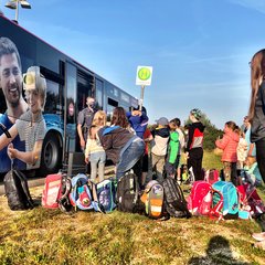 Schulkinder lernen das Einsteigen in den Bus