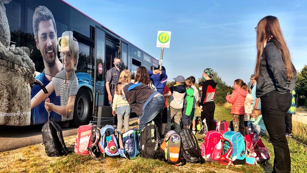 Schulkinder lernen das Einsteigen in den Bus