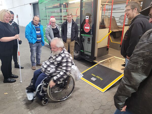 Rudi Zahn und Teilnehmer der Berufskraftfahrerweiterbildung testen E-Bus