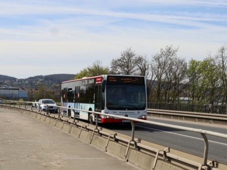 Stadtbus-Linie 904 auf der Brücke zwischen Bamberg und Hallstadt