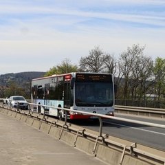 Stadtbus-Linie 904 auf der Brücke zwischen Bamberg und Hallstadt