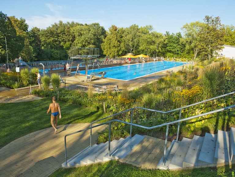 Beckenansicht Freibad Gaustadt mit Treppe