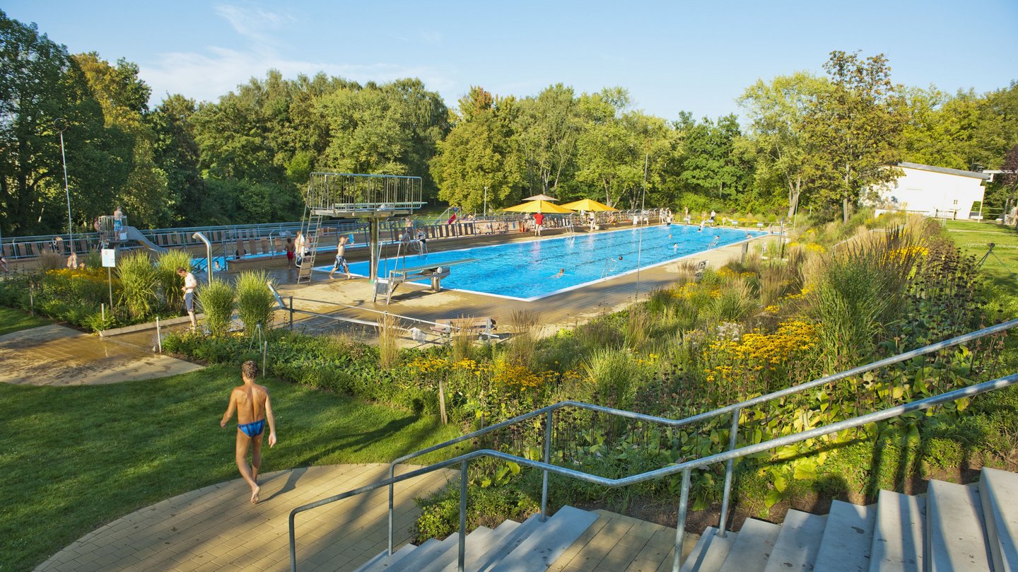 Schwimmerbecken Freibad Gaustadt Beckenansicht Freibad Gaustadt mit Treppe
