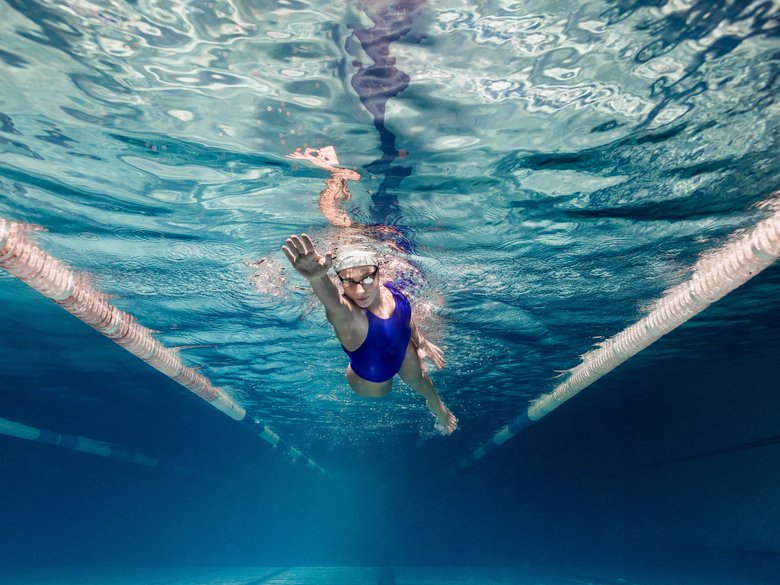 Frau beim Bahnenschwimmen