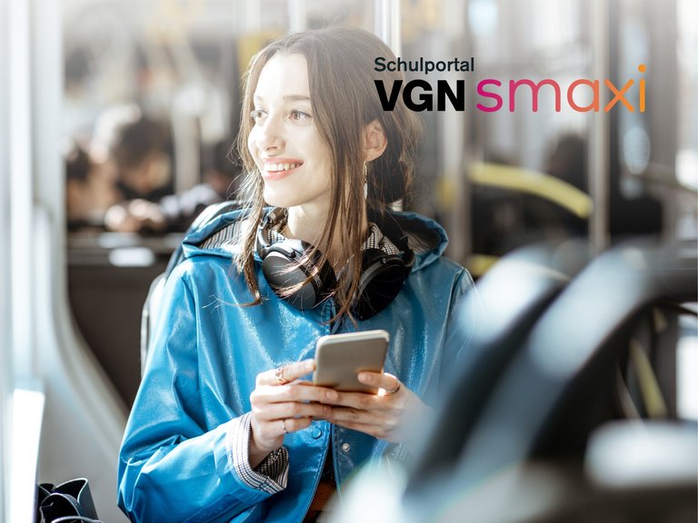 Junge Frau im Bus mit Handy