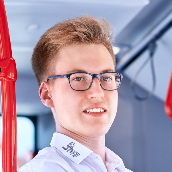 Junger Busfahrer im Fahrgastraum