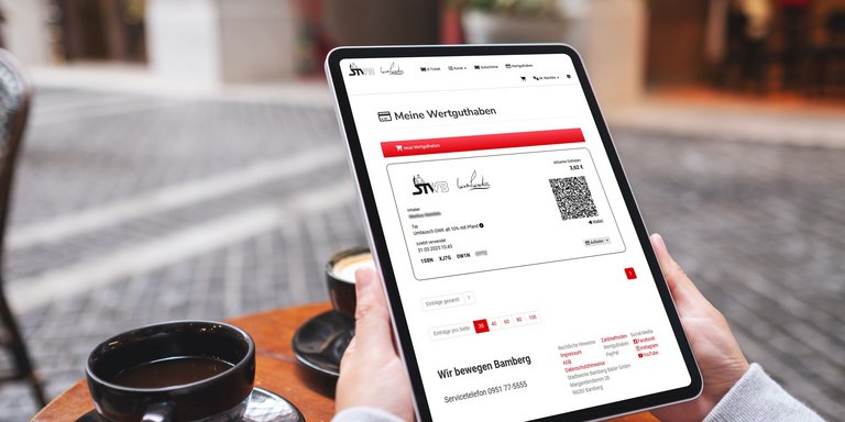 Person hält Tablet mit dem Kundenportal der Bamberger Bäder