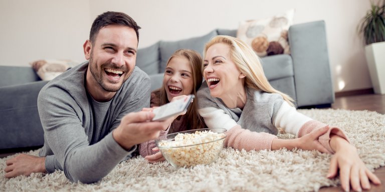 Familie beim Fernsehen Glückliche Familie beim Fernsehen