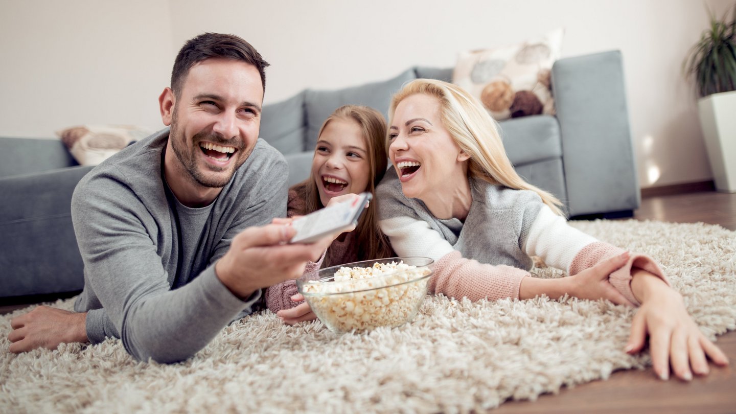 Familie beim Fernsehschauen