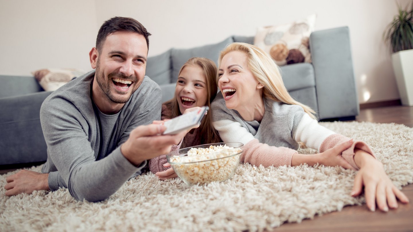 Familie beim Fernsehen am Boden