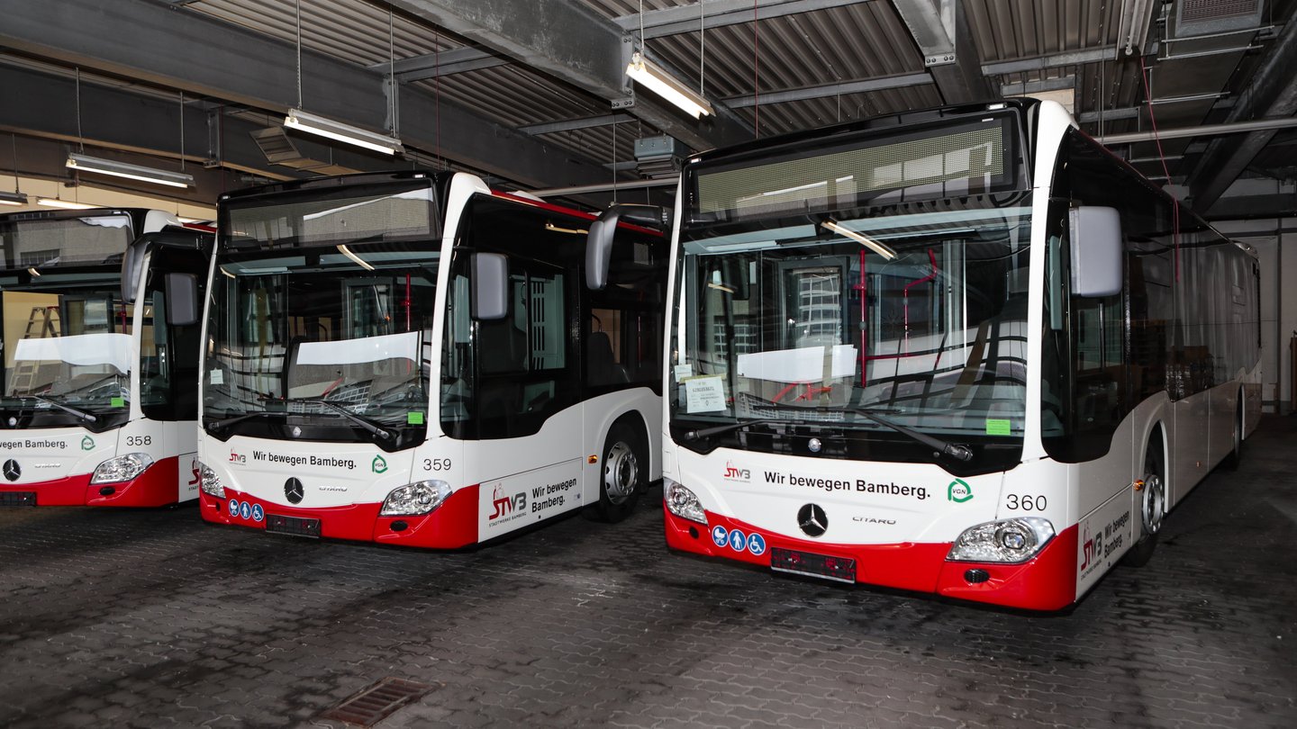 Hybridbusse im Depot