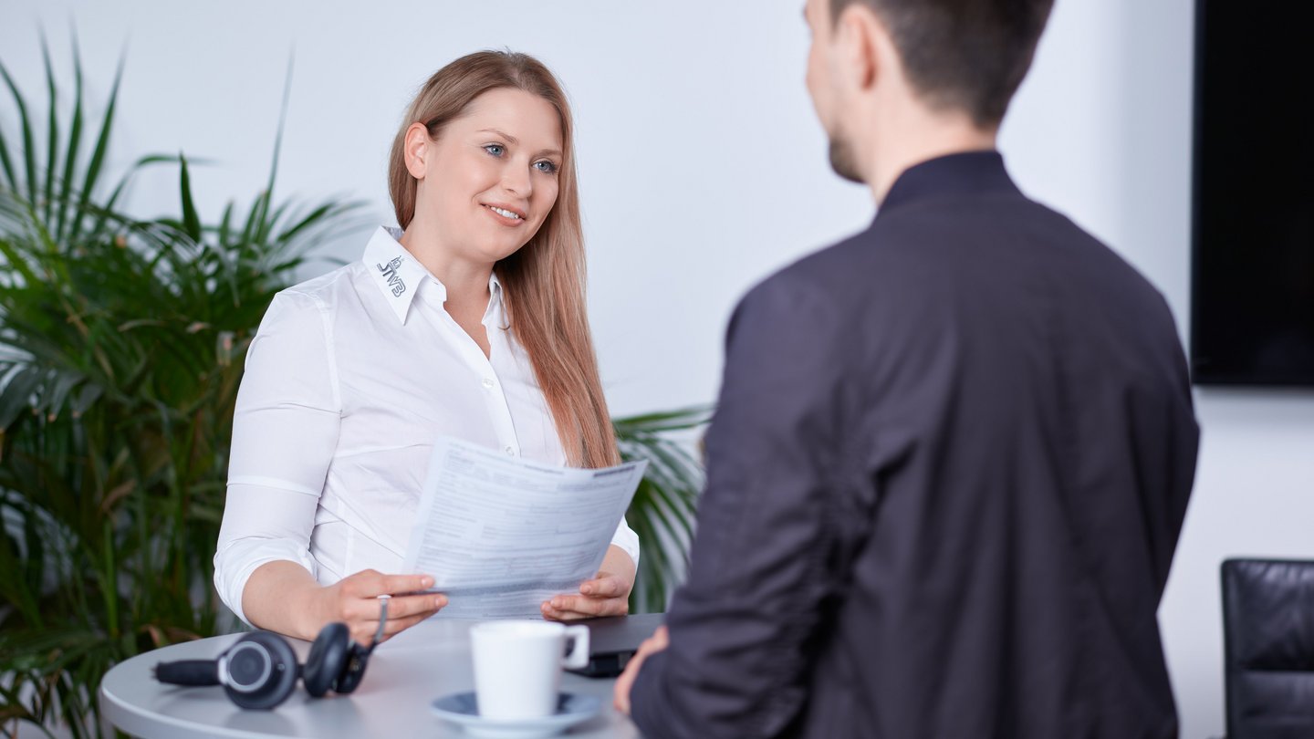 Ausbildung STWB Dialog- Mann und Frau unterhalten sich an einem Stehtisch