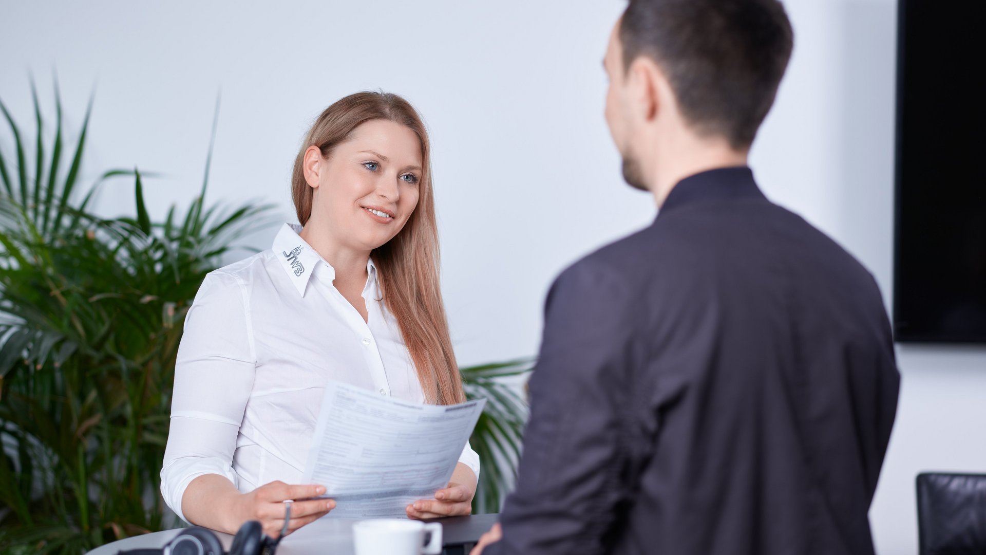 Ausbildung STWB Dialog Ausbildung STWB Dialog- Mann und Frau unterhalten sich an einem Stehtisch