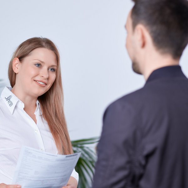 Ausbildung STWB Dialog Ausbildung STWB Dialog- Mann und Frau unterhalten sich an einem Stehtisch
