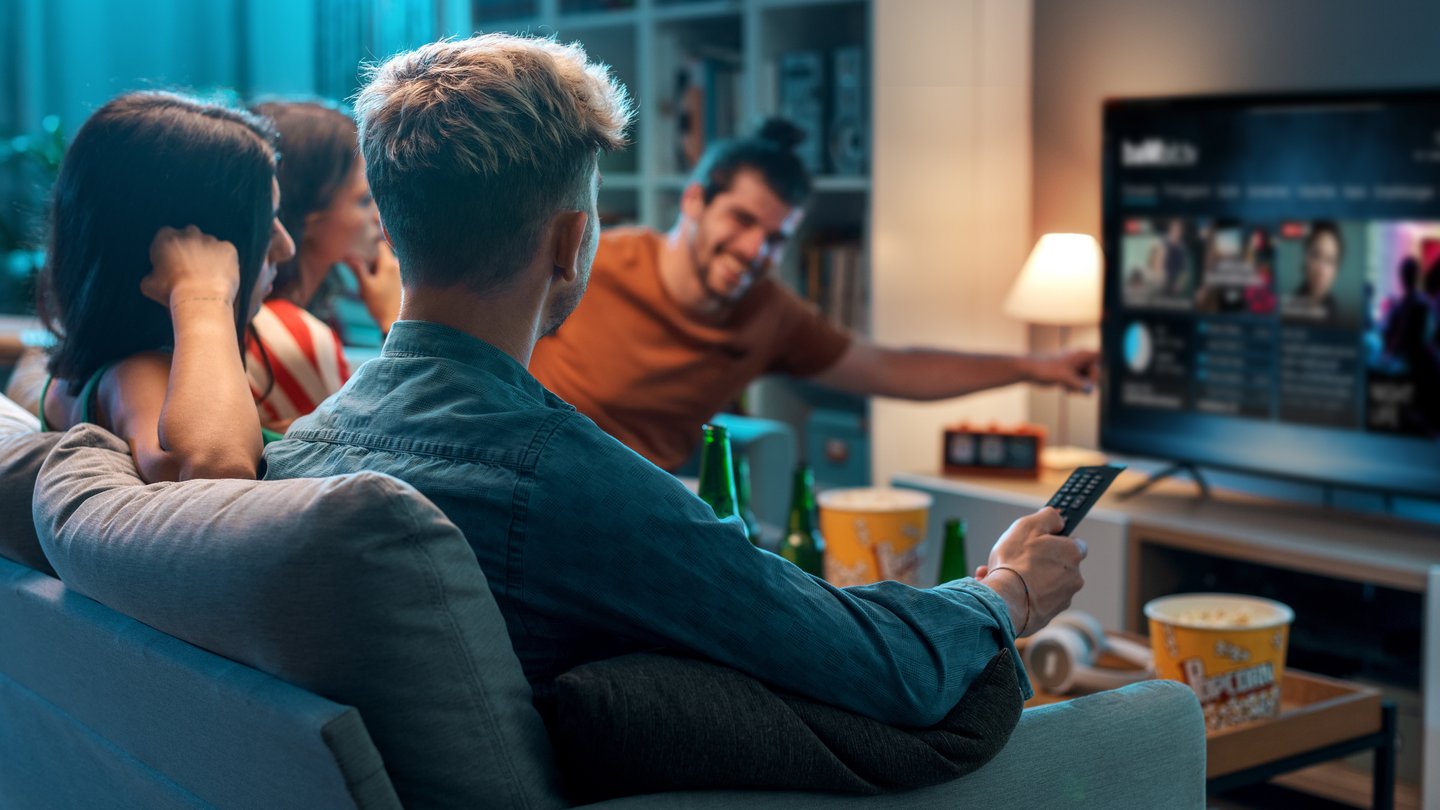 Gruppe junger Menschen schaut Fernsehen