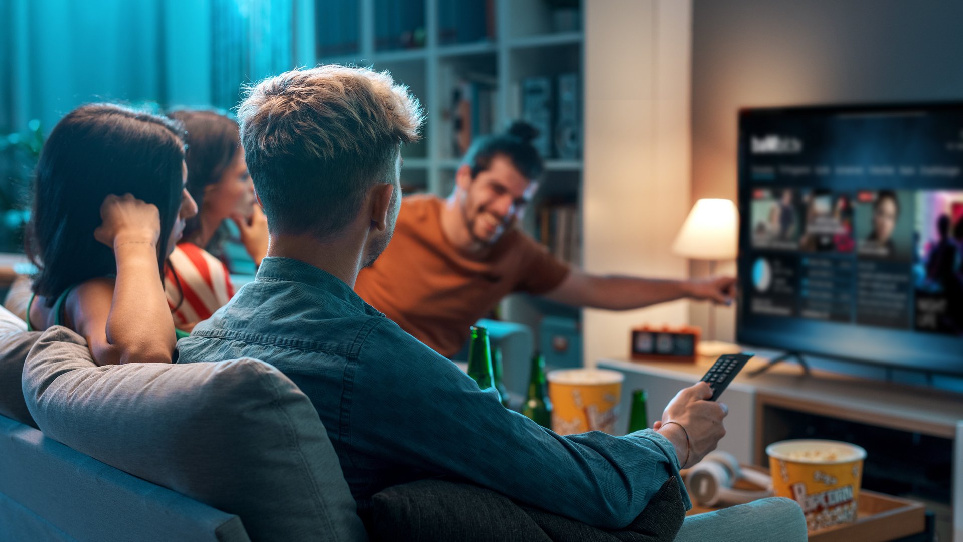 Gruppe junger Menschen schaut Fernsehen