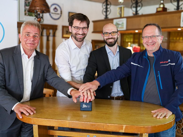 Dr. Michael Fiedeldey, Dr. Michael Bergrab, Timothy Reichl, Reuter geben Startschuss für BürgerNet Lisberg