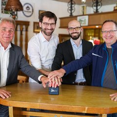 Startschuss für das BürgerNet in Lisberg und Trabelsdorf Dr. Michael Fiedeldey, Dr. Michael Bergrab, Timothy Reichl, Reuter geben Startschuss für BürgerNet Lisberg