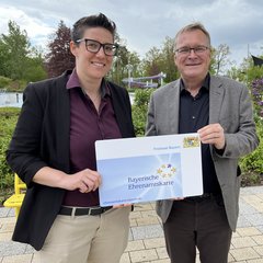 Ermäßigten Eintritt für alle Ehrenamtlichen in Bamberg Lena Schleyer und OB Andreas Starke