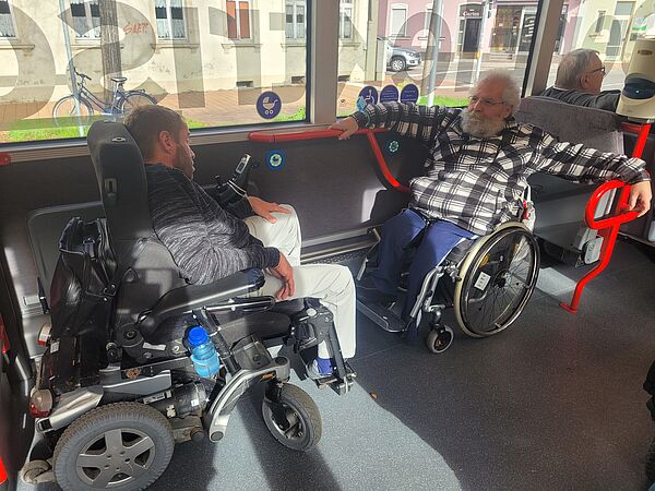 Rollstuhlplatz im E-Bus