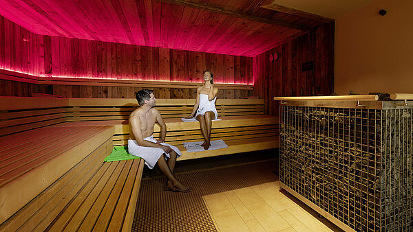 Mann und Frau in 90 Grad Sauna Bambados