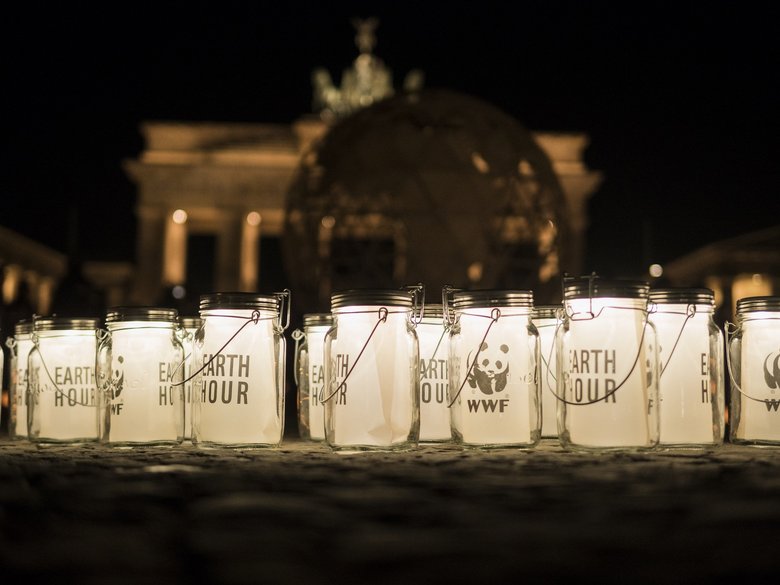 WWF brennende Kerzen für die Earth Hour