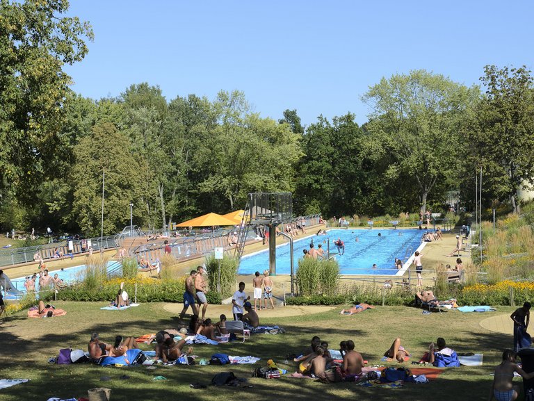 Viele Menschen bei Sonnenschein im Freibad