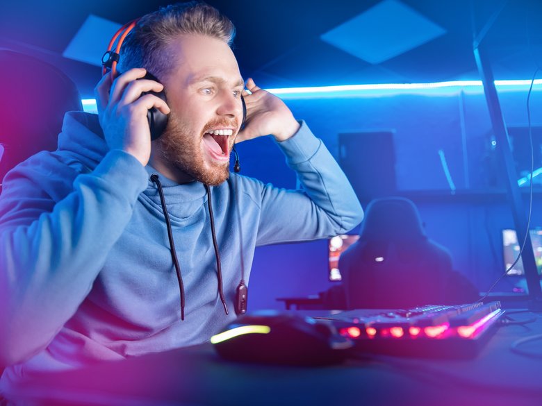 Computer Gamer mit Kopfhörern schreit