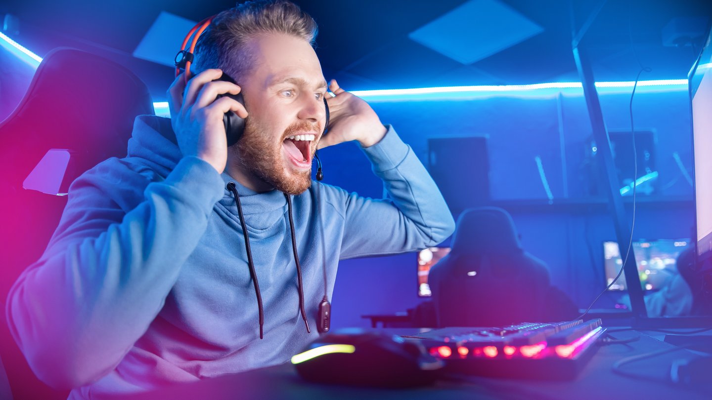 Computergamer mit Kopfhörern schreit Computer Gamer mit Kopfhörern schreit