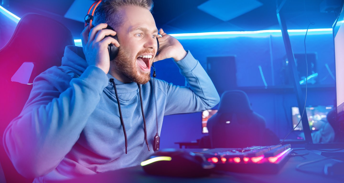 Computergamer mit Kopfhörern schreit Computer Gamer mit Kopfhörern schreit